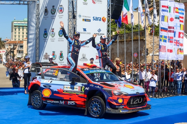 현대자동차 월드랠리팀이 2019 WRC 시즌 세 번째 우승을 하고 기념촬영을 하고 있다. 사진 = 현대자동차 제공