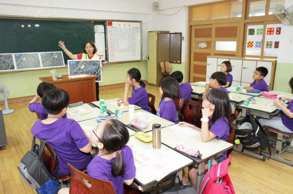 한국타이어앤테크놀로지의 ‘2019 어린이 교통안전 캠페인’에 참가한 서울송파초등학교 어린이들이 교통안전지도를 제작하고 있다/사진=한국타이어앤테크놀로지 제공