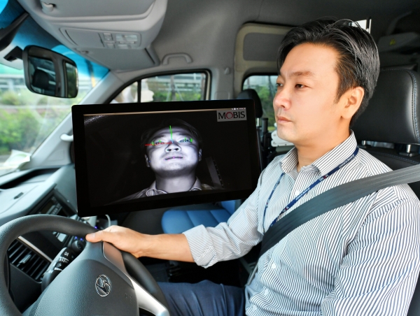 현대모비스 연구원이 운전자 동공추적과 안면인식이 가능한 ‘운전자 부주의 경보시스템’을 상용차에 적용해 시험하고 있다/사진=현대모비스 제공
