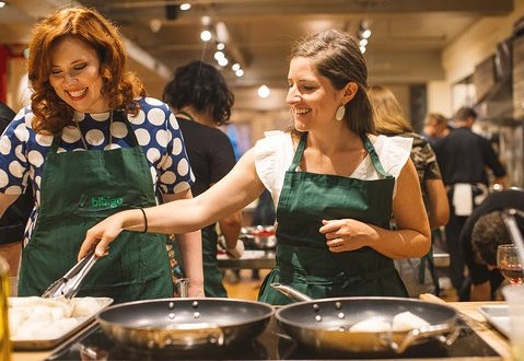 뉴욕에서 진행된 비비고 쿠킹클래스에서 Better Homes and gardens 매거진의 에디터 Kristina Vanni(왼쪽)와 Food network magazine 에디터인 Kate O'Brien(오른쪽)이 요리를 하고 있다/사진=CJ제일제당 제공