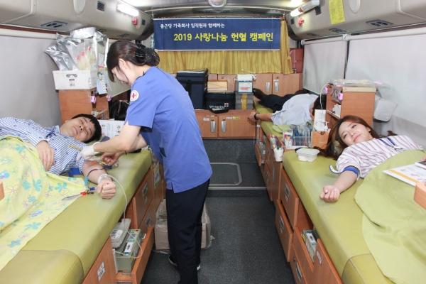 지난 26일 종근당 본사에서 직원들이 헌혈캠페인에 참여하고 있다/사진=종근당 제공