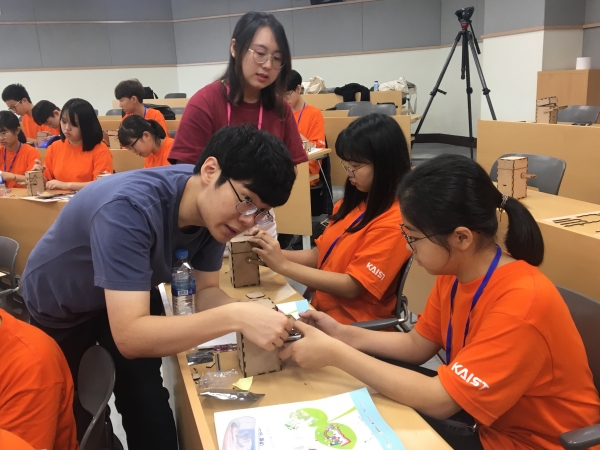 한화-KAIST 청소년 여름과학캠프에 참가한 멘토와 멘티들이 헝그리봇을 만드는 체험활동을 진행하고 있다/사진=한화그룹 제공