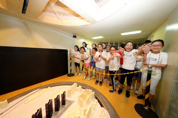 지난 7월 30일 대우건설 기술연구원을 방문한 임직원 자녀들이 풍동실험동에서 바람세기를 체험하고 있다/사진=대우건설 제공