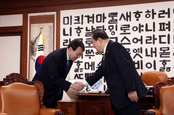 문희상 국회의장(오른쪽)이 윤석열 신임 검찰총장(왼쪽)의 예방을 받고 있다/사진=국회 제공