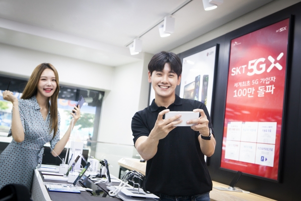 SK텔레콤은 세계 최초로 단일 통신사 기준 5G 가입자 100만 명을 지난 21일 돌파했다고 밝혔다. SK텔레콤 모델들이 서울 명동에 위치한 대리점에서 ‘갤럭시 노트10’로 5G 서비스를 사용하고 있는 모습. 사진=SK텔레콤 제공