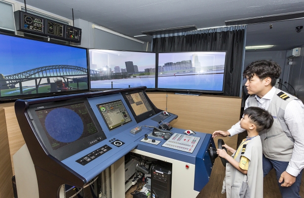 지난 23일 부산시 진구 다문화가족지원센터의 어린이들이 현대해양서비스 트레이닝 센터를 방문해 선박 조종 시뮬레이션을 체험하고 있다/사진=현대상선 제공