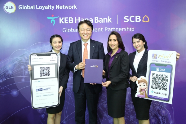 KEB하나은행(은행장 지성규, www.kebhana.com)이 국내 최초로 태국에서 모바일 결제서비스를 출시했다. 이로써 앞으로 태국을 방문하는 여행자들은 환전이나 현지의 별도 애플리케이션 설치 없이도 편리한 결제가 가능하게 됐다. 지난달 30일 오후 태국 방콕에 위치한 시암상업은행(Siam Commercial Bank, SCB) 본사에서 한준성 KEB하나은행 미래금융그룹 부행장(사진 왼쪽에서 두 번째)과 아루라라타나 주티미타(Auraratana Jutimitta) 시암상업은행 소매금융담당 부행장(사진 왼쪽에서 세 번째)이 GLN 태국 결제를 위한 파트너십을 체결하고 기념촬영을 하고 있다. 사진=하나금융그룹 제공