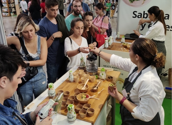 스페인에서 열린 ‘베지 월드’ 행사에서 요리에센스 연두를 활용한 요리를 맛보는 사람들/사진=샘표 제공