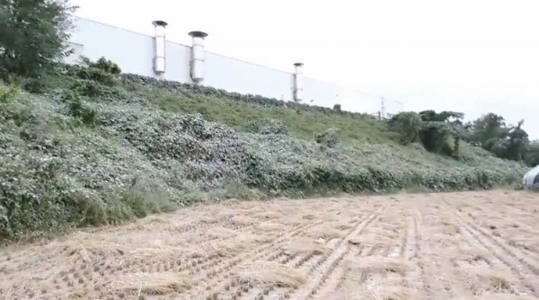 현대차 아산공장에서 분출된 가루로 농경지가 뒤덮힌 모습/사진=천안아산환경운동연합 제공