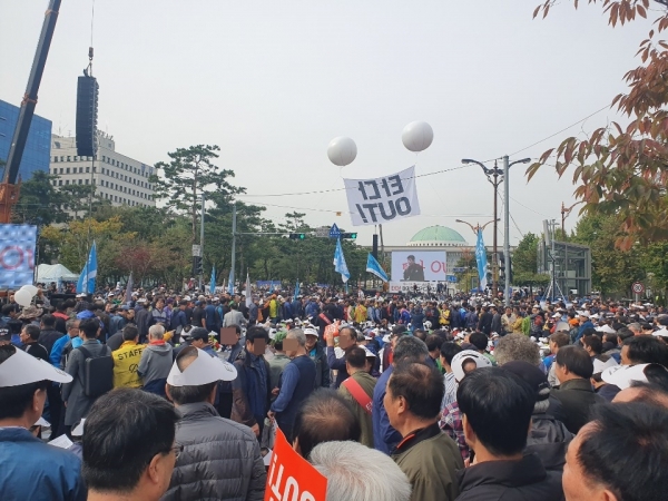 오후 2시 정각, 서울개인택시운송사업조합원들이 여의도 국회의사당 앞에 모여 차량호출서비스 '타다'를 규탄하는 대규모 집회를 진행하고 있다. 사진 김재민 기자