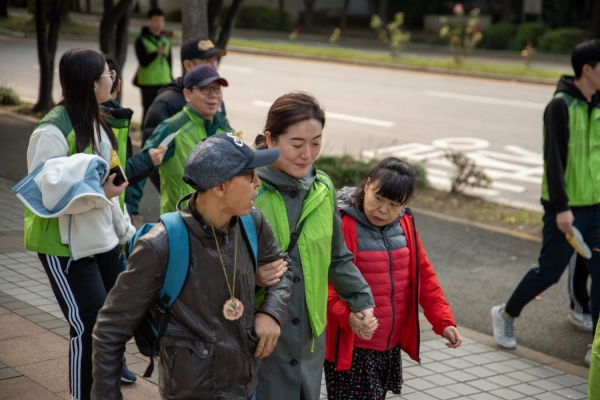 코오롱사회봉사단은 지난 26일 장애인과 함께 걸으며 참가자들이 걸은 거리만큼 기부금을 적립하는 '꿈을 향한 삼남길 트레킹' 행사를 열었다. 코오롱사회봉사단원들이 복지기관 참가자들과 이야기를 나누며 삼남길을 걷고 있다. 사진 코오롱 제공