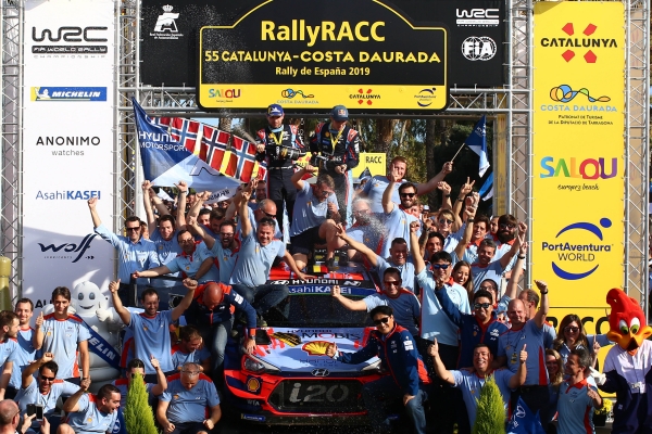 스페인 타라고나(Tarragona) 주에서 열린 2019 월드랠리챔피언십(WRC) 13차 대회에서 우승을 차지한 티에리 누빌(Thierry Neuville, 경주차 상단 오른쪽) 선수와 코드라이버 니콜라스 질술(Nicolas Gilsoul, 경주차 상단 왼쪽)이 팀 동료들과 함께 환호하고 있다. 사진 현대차 제공