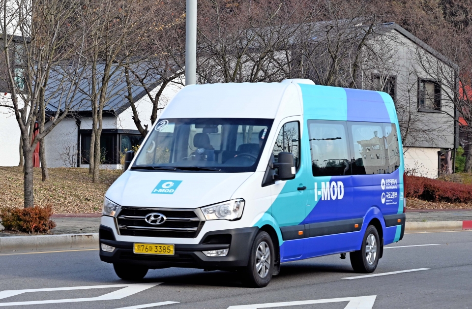 현대자동차는 ‘현대자동차 컨소시엄’과 인천광역시가 공동으로 영종국제도시에 수요응답형 버스 ‘I-MOD(아이-엠오디, Incheon-Mobility On Demand)’ 시범 서비스를 개시했다고 1일 밝혔다.사진 현대차 제공