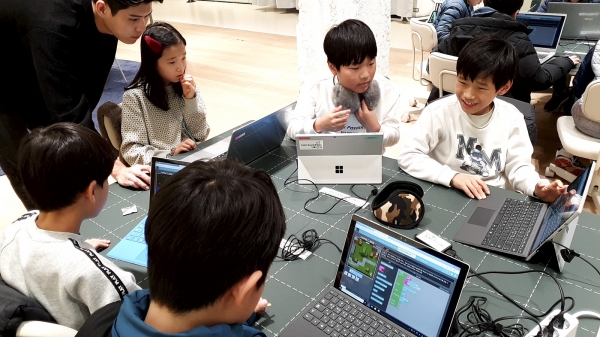 SK텔레콤과 마이크로소프트는 12월부터 서울과 부산·대전·대구·광주 5개 도시 매장에서 블록형 건설 게임 ‘마인크래프트’를 활용한 코딩 무료 교육 및 직장인 대상 ‘오피스 365’ 활용 교육을 실시한다고 8일 밝혔다. 지난 11월 30일 SK텔레콤 서울 보신각점에서 초등생 대상 마인크래프트를 활용한 코딩 시범 교육을 하고 있는 모습. 사진 SK텔레콤 제공