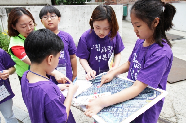 지난 6월 서울송파초등학교 어린이들이 맞춤형 교통안전 교육을 받고 있는 모습. 사진 한국타이어앤테크놀로지 제공