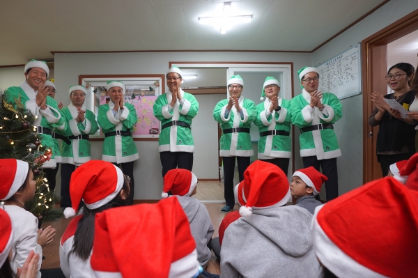 제주은행은 지난 23일 초록우산 어린이재단과 함께 건입동 소재 행복나눔지역 아동센터를 방문해 아이들에게 크리스마스 추억을 선물하는 ‘2019 산타원정대’ 행사를 가졌다고 24일 밝혔다. 사진 제주은행 제공