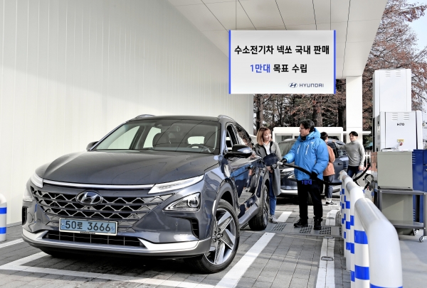 현대차가 세계 최대인 1만 대의 수소전기차 '넥쏘' 판매 계획을 세운 가운데, 16일 서울 여의도 국회충전소에서 현대차 관계자들이 '넥쏘'에 수소를 주입하고 있다. 사진 현대차 제공