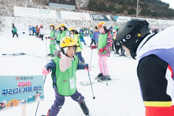 2020 꾸러기 겨울 캠프에 참가한 아이들이 강원도 평창 휘닉스파크에서 스키강습을 받고 있는 모습. 사진 쌍용건설 제공