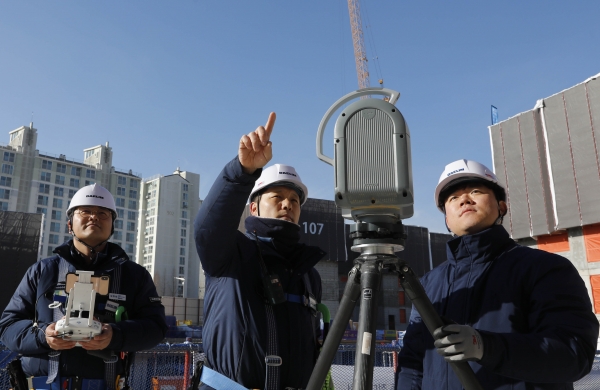 김포에서 건설중인 e편한세상 김포 로얄하임 현장에서 대림산업 직원들이 3D 스캐너와 드론을 활용해 BIM 설계에 필요한 측량자료를 촬영하고 있다. 사진 대림산업 제공