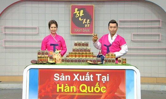 베트남 SCJ의 ‘한국 상품 골든존’ 프로그램에서 쇼호스트들이 한복을 입고 ‘한국 홍삼’을 판매하고 있다. 사진 CJ오쇼핑 제공