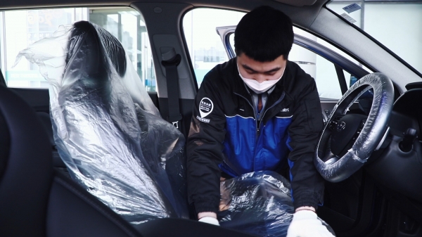 베이징현대 직원이 고객 차량 실내 소독서비스 준비작업을 하고 있는 모습. 사진 현대차그룹 제공 [뉴스락]