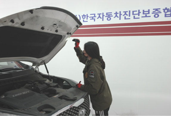 정태성 과장이 차량점검을 하고 있다. 한국자동차진단보증협회 제공 [뉴스락]