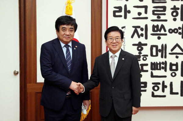 (왼쪽부터) 한상혁 방송통신위원장, 박병석 국회의장. 사진 국회 제공 [뉴스락]