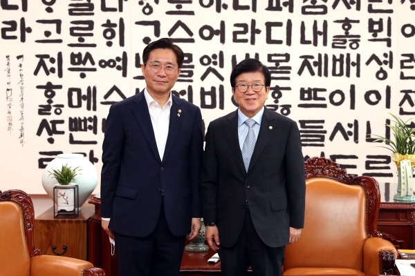 박병석 국회의장(오른쪽)과 성윤모 산업통상자원부 장관(왼쪽)이 지난 19일 국회 의장집무실에서 회동했다. 사진 국회 제공 [뉴스락]