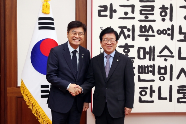 박병석 국회의장(오른쪽)이 23일, 이춘희 세종시장(왼쪽)의 예방을 받았다. 사진 국회 제공 [뉴스락]