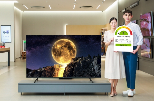 삼성전자 모델이 삼성디지털프라자 강남본점에서 에너지 소비효율 1등급을 받은 QLED TV를 소개하고 있다. 사진 삼성전자 제공 [뉴스락]