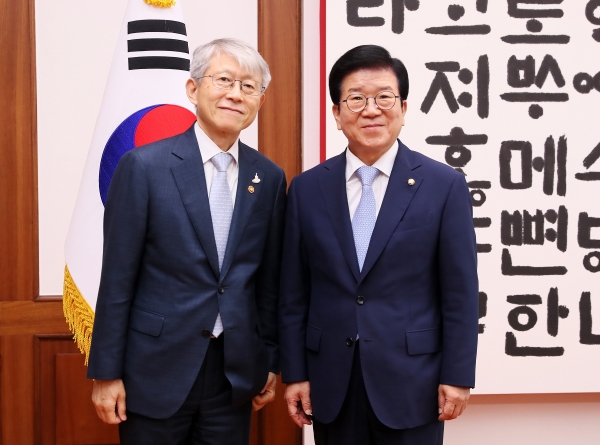 박병석 국회의장(오른쪽)이 최기영 과학기술정보통신부 장관(왼쪽)의 예방을 받고 기념사진 촬영을 하고 있다. 사진 국회 제공 [뉴스락]