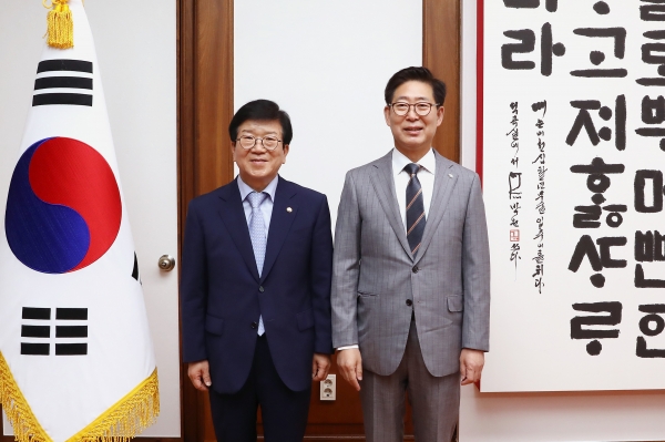 박병석 국회의장(왼쪽)이 양승조 충남도지사(오른쪽)의 예방을 받았다. 사진 국회 제공 [뉴스락]