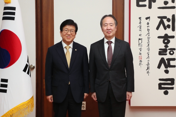 박병석 국회의장(왼쪽)이 21일 도미타 코지 주한일본대사 예방을 받았다. 사진 국회 제공 [뉴스락]