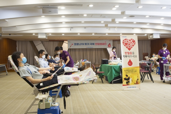 코오롱그룹은 코로나19로 인해 부족해진 혈액 수급을 지원하고자 30일까지 전국 사업장에서 헌혈 캠페인을 진행한다. 29일 경기 과천 코오롱타워에서 임직원들이 헌혈하고 있다. 사진 코오롱 제공 [뉴스락]