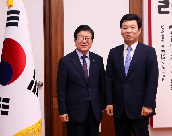 박병석 국회의장(왼쪽)이 김병관 전 국회의원(오른쪽)을 '국회의장 디지털혁신자문관'으로 위촉했다. 사진 국회 제공 [뉴스락]