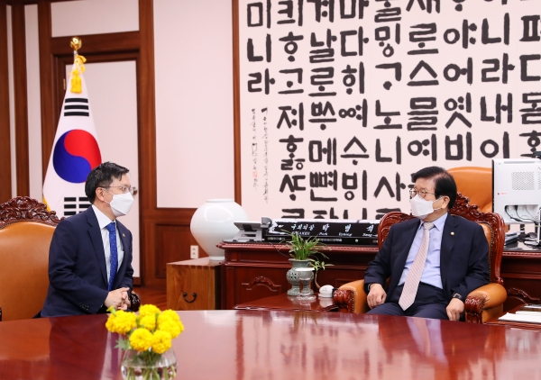 (왼쪽부터) 노석환 관세청장, 박병석 국회의장. 사진 국회 제공 [뉴스락]