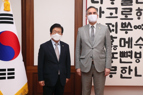 (왼쪽부터) 박병석 국회의장, 마이클 다나허 주한캐나다대사. 사진 국회 제공 [뉴스락]