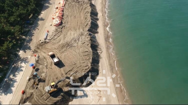 삼척 석탄화력발전소 항만시설 부대공사가 진행되고 있는 맹방해변의 해변 모습. 사진 녹색연합 제공 [뉴스락]