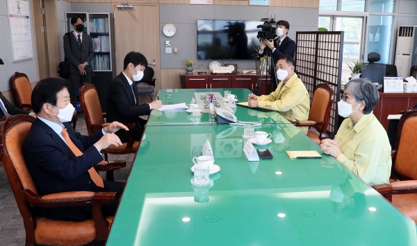 박병석 국회의장(사진 맨 왼쪽)이 21일 질병관리청을 깜짝 방문해 격려했다. 사진 국회 제공 [뉴스락]
