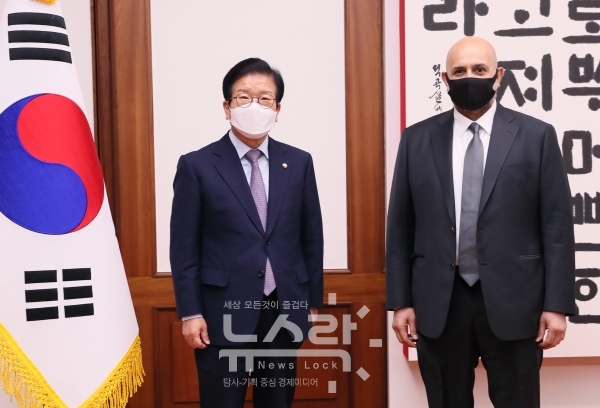 박병석 국회의장(왼쪽)이 알 아와디 주한 쿠웨이트 대사(오른쪽)의 예방을 받았다. 사진 국회 제공 [뉴스락]