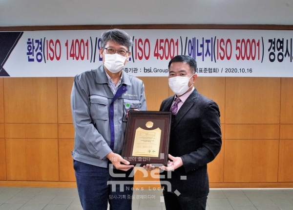 최삼영 동국제강 인천공장장(왼쪽)이 송경수 BSI Korea 대표로부터 ISO 14001, 45001, 50001 시스템 인증서를 받고 있다. 사진 동국제강 제공 [뉴스락]