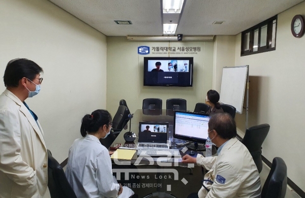 현대건설 해외 근무자에게 서울성모병원 의료진이 원격 건강상담 서비스를 제공하고 있는 모습. 사진 현대건설 제공 [뉴스락]