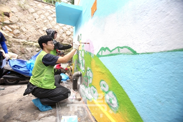 현대엔지니어링 임직원들이 서울역 인근 ‘디딤돌하우스 3호’ 리모델링 현장을 방문해 벽화 그리기 봉사활동을 실시하고 있다. 사진 현대엔지니어링 제공 [뉴스락]