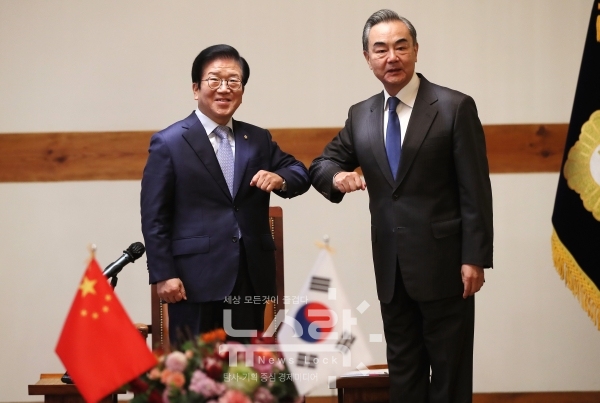 박병석 국회의장(왼쪽)이 왕이 중국 국무위원 겸 외교부장의 예방을 받았다. 사진 국회 제공 [뉴스락]