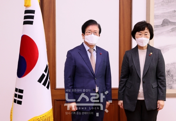(왼쪽부터) 박병석 국회의장, 정영애 여성가족부 장관. 사진 국회 제공 [뉴스락]