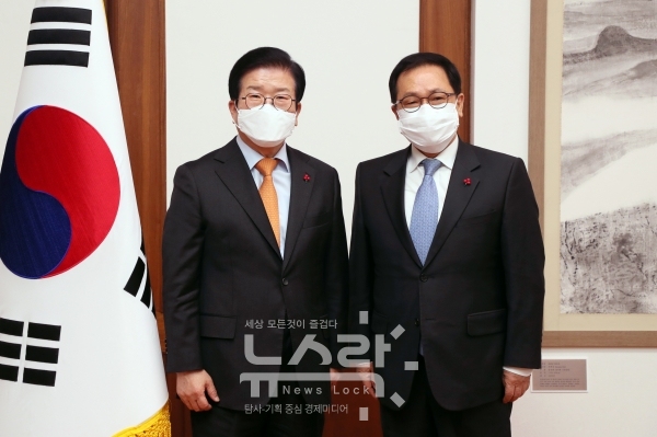 박병석 국회의장(왼쪽)이 6일 오후 의장집무실에서 유영민 신임 대통령 비서실장 예방을 받았다. 사진 국회 제공 [뉴스락]