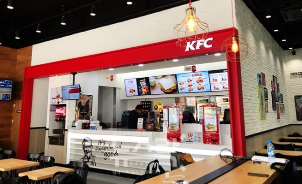 치킨 전문 브랜드&nbsp;KFC가 추석을 맞아 오는 29일부터&nbsp;10월&nbsp;1일까지&nbsp;3일간&nbsp;‘추석버켓’을 할인 판매하는 프로모션을 진행한다. 사진 KFC 공식페이지 [뉴스락]