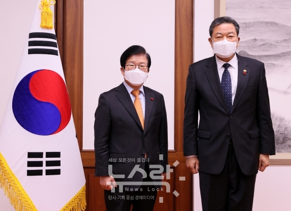박병석 국회의장(왼쪽)이 황기철 국가보훈처장(오른쪽)의 예방을 받았다. 사진 국회 제공 [뉴스락]