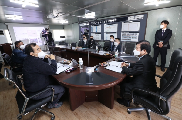 박병석 국회의장(사진 오른쪽 착석자)이 21일 국회도서관 부산분관 건설 현장을 방문해 관계자로부터 설명을 듣고 있다. 사진 국회 제공 [뉴스락[