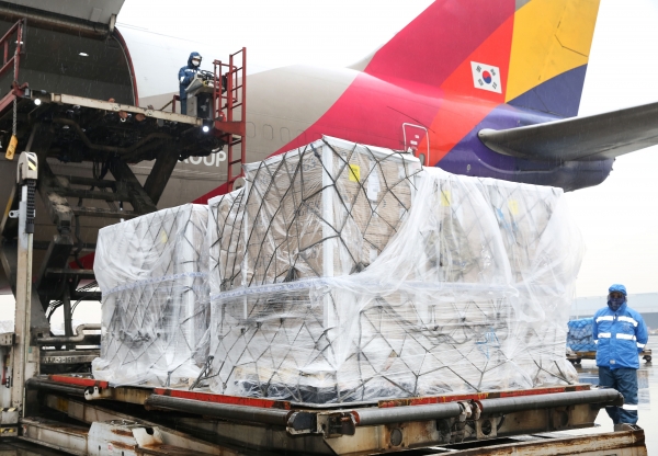 아시아나항공 인천 화물터미널에 도착한 계란을 하기하고 있는 모습. 사진 아시아나항공 제공 [뉴스락]